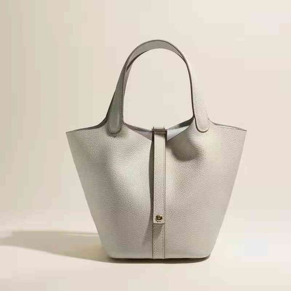 fashion women's herme bags 2022 new leather gold and silver bu le vegetable basket portable women's bag large
fashion women's herme bags 2022 new leather gold and silver bu le vegetable basket portable women's bag large