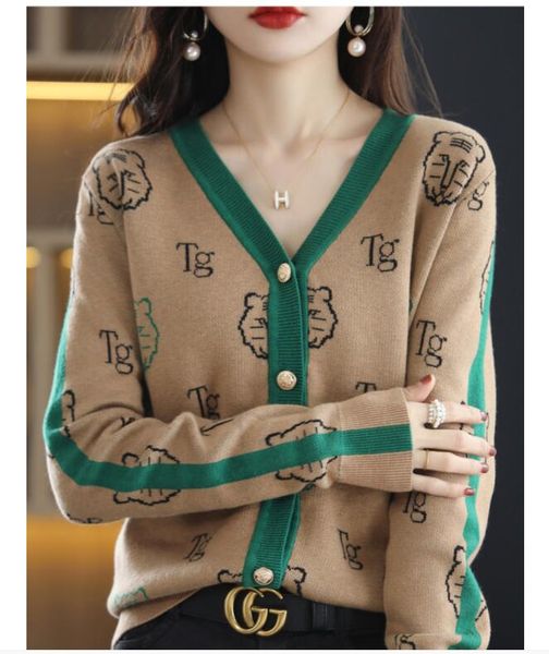 2022 autumn and winter new women's sweaters cashmere cardigan small tiger embroider color matching sweater v-neck knit thick coat lady, White;black
2022 autumn and winter new women's sweaters cashmere cardigan small tiger embroider color matching sweater v-neck knit thick coat lady, White;black