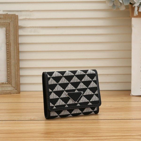 lq new classic women's short wallet fashion large capacity wallet handbag european and american pu triangle mark, Red;black
lq new classic women's short wallet fashion large capacity wallet handbag european and american pu triangle mark, Red;black