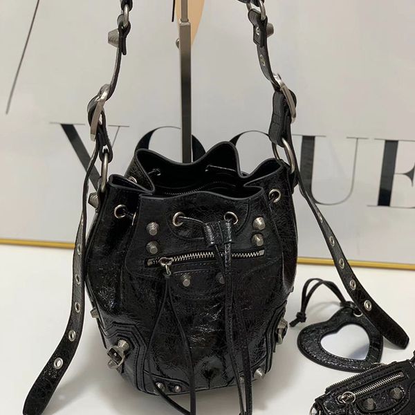 ble cagole le cagole xs bucket bag burst pattern cowhide designer aged-silver hardware handbag removable heart mirror rivet decoration cross
ble cagole le cagole xs bucket bag burst pattern cowhide designer aged-silver hardware handbag removable heart mirror rivet decoration cross