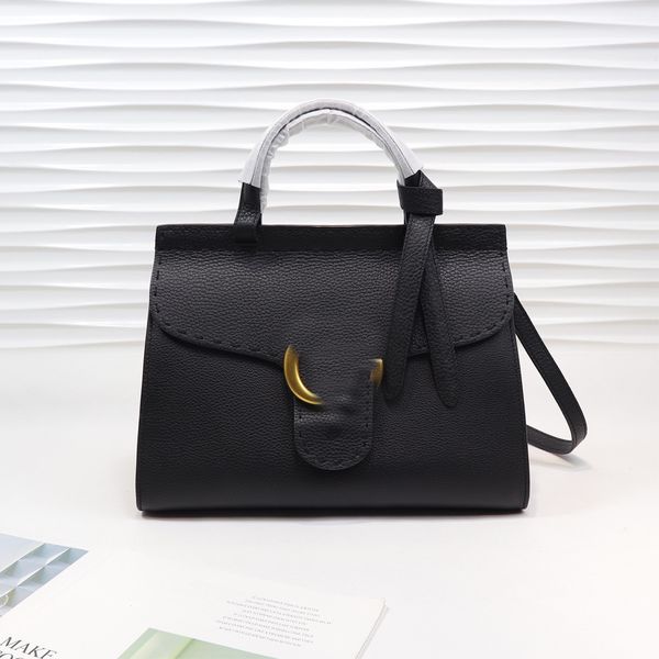 9a women bags luxury design genuine leather totes plain handbags with metal logo saddles
9a women bags luxury design genuine leather totes plain handbags with metal logo saddles