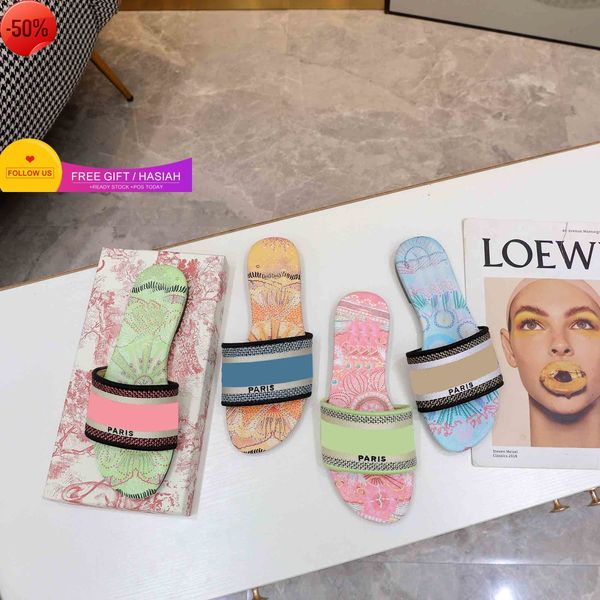2022 2021 paris women slippers summer beach slides flip flops loafers embroidered slipper with box size35-43, Black
2022 2021 paris women slippers summer beach slides flip flops loafers embroidered slipper with box size35-43, Black