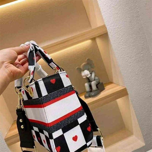 summer new lady handbags clutch bag fashion canvas texture women's designer shoulder messenger purses
summer new lady handbags clutch bag fashion canvas texture women's designer shoulder messenger purses