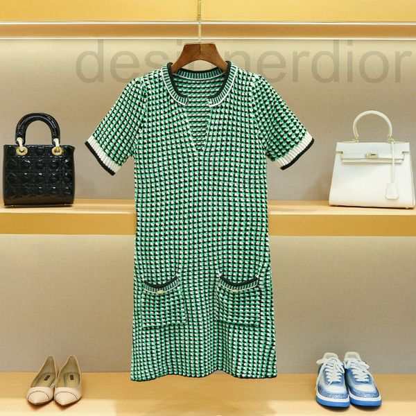 casual dresses designer family 2022 autumn new women's dress french v-neck green plaid short sleeve knitted female, Black;gray
casual dresses designer family 2022 autumn new women's dress french v-neck green plaid short sleeve knitted female, Black;gray