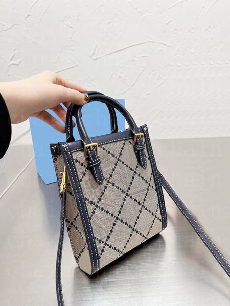 luxury designer brand presbyterian square 2022 new shopping bag hand-held cross-shoulder multi-purpose piano score bag fashionable and casua
luxury designer brand presbyterian square 2022 new shopping bag hand-held cross-shoulder multi-purpose piano score bag fashionable and casua