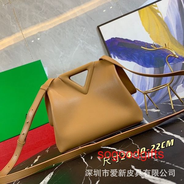 triangle handbag point crossbody bottegas designer bags venetas with the logo new leather women's bag portable single shoulder messenge
triangle handbag point crossbody bottegas designer bags venetas with the logo new leather women's bag portable single shoulder messenge