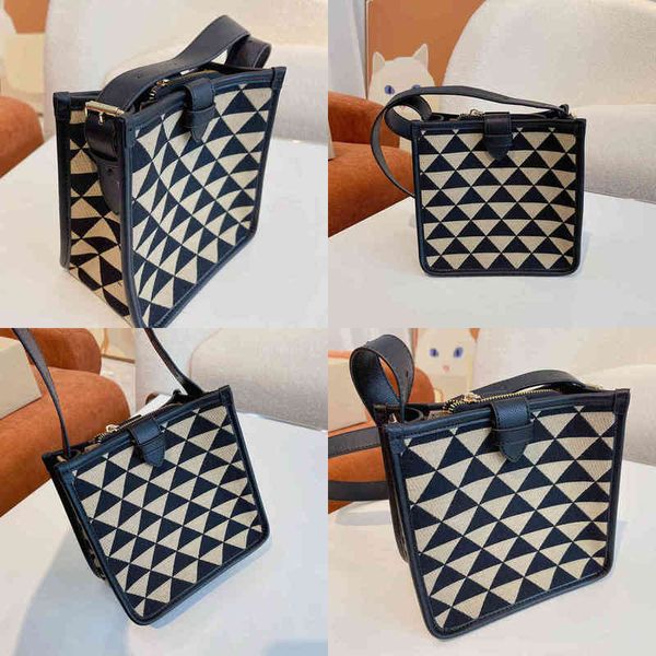 triangle print small tote bag women crossbody bags fashion handbag designer female purses 220510
triangle print small tote bag women crossbody bags fashion handbag designer female purses 220510