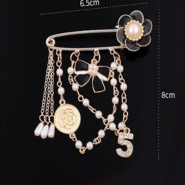 2019 new listing brand designer letter brooch women's women's luxury brooch suit badge jewelry gift for z002619, Gray
2019 new listing brand designer letter brooch women's women's luxury brooch suit badge jewelry gift for z002619, Gray