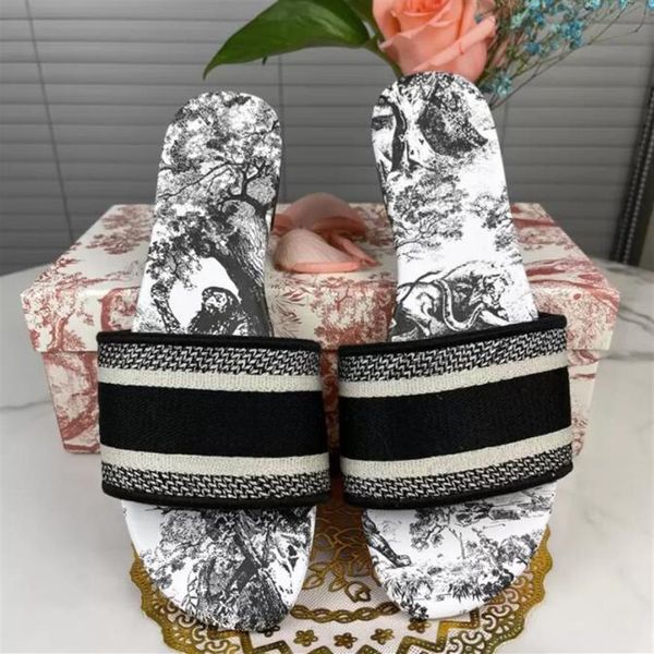 2022 luxury slippers spring and autumn new embroidered letters beach flat cotton slippers black fabric word sandals223a
2022 luxury slippers spring and autumn new embroidered letters beach flat cotton slippers black fabric word sandals223a