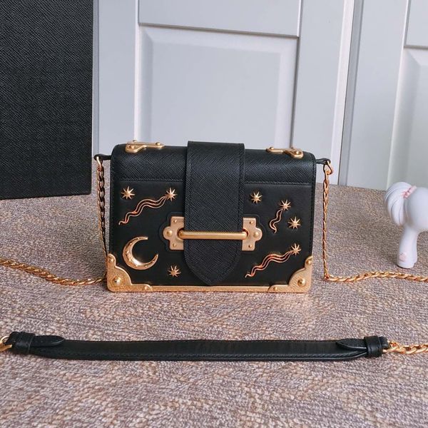 cahier leather bag metal hardware designer women chain flap closure with strap and metal loop crossbody luxury crocodile pattern shoulder ba
cahier leather bag metal hardware designer women chain flap closure with strap and metal loop crossbody luxury crocodile pattern shoulder ba