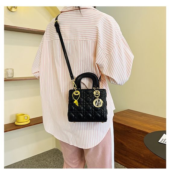 202209201141wcx new net fashion bag single shoulder messenger bag 
202209201141wcx new net fashion bag single shoulder messenger bag