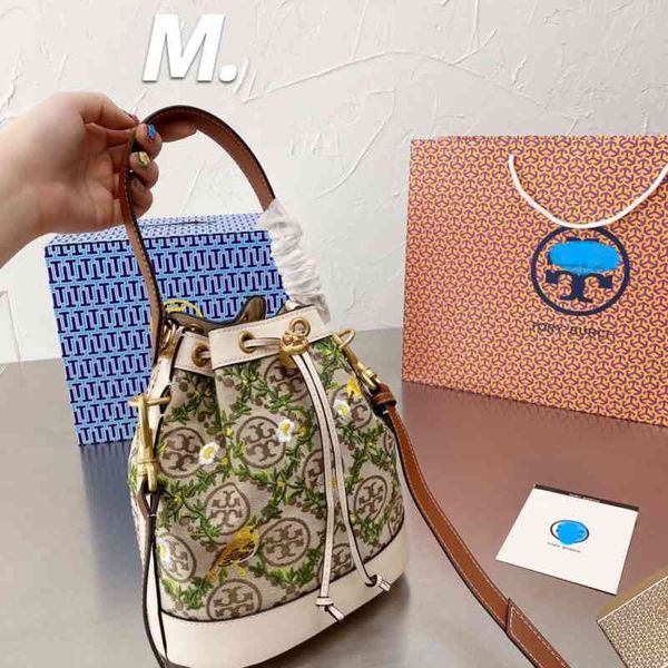 bucket designer clutch bags single shoulder portable messenger fashion trend temperament net red style purses ladies handbags evening
bucket designer clutch bags single shoulder portable messenger fashion trend temperament net red style purses ladies handbags evening