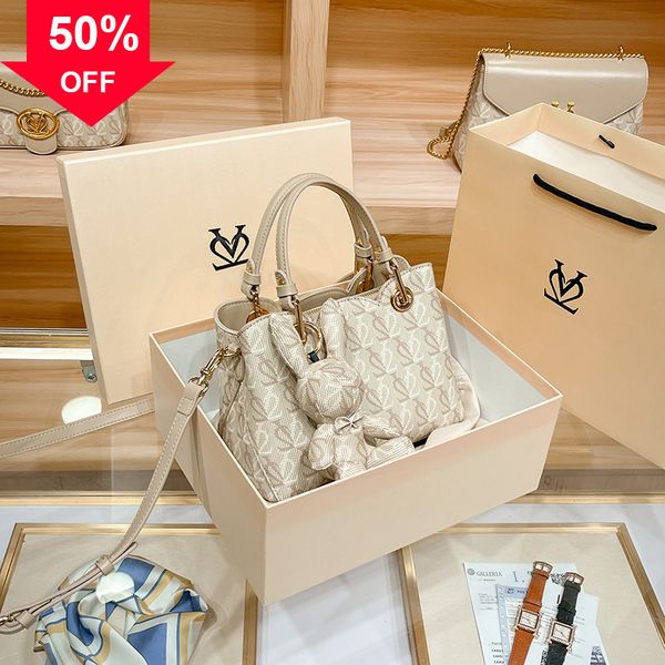 designer evening bag new shoulder mini hand ios2022 new women's bag fashion high-end niche dign hand one cross body
designer evening bag new shoulder mini hand ios2022 new women's bag fashion high-end niche dign hand one cross body