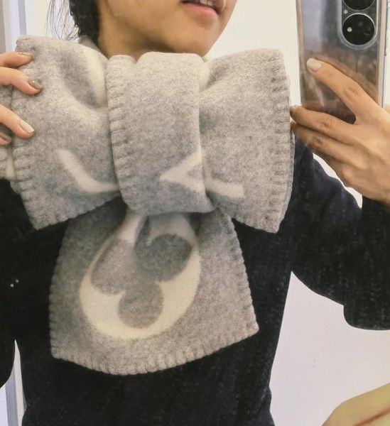 2022 luxury scarf new hemmed design oversized monogram print bib luxury cashmere scarf, Blue;gray
2022 luxury scarf new hemmed design oversized monogram print bib luxury cashmere scarf, Blue;gray