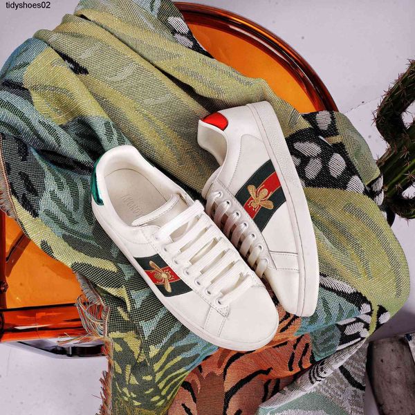 putian shoes men and women's new high version korean version embroidered small bee small white leather versatile casual couple board, Black
putian shoes men and women's new high version korean version embroidered small bee small white leather versatile casual couple board, Black