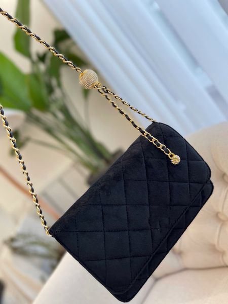 luxury women designer shoulder bag classic flap velvet quilted handbag gold chain cross handbag leather wallet
luxury women designer shoulder bag classic flap velvet quilted handbag gold chain cross handbag leather wallet