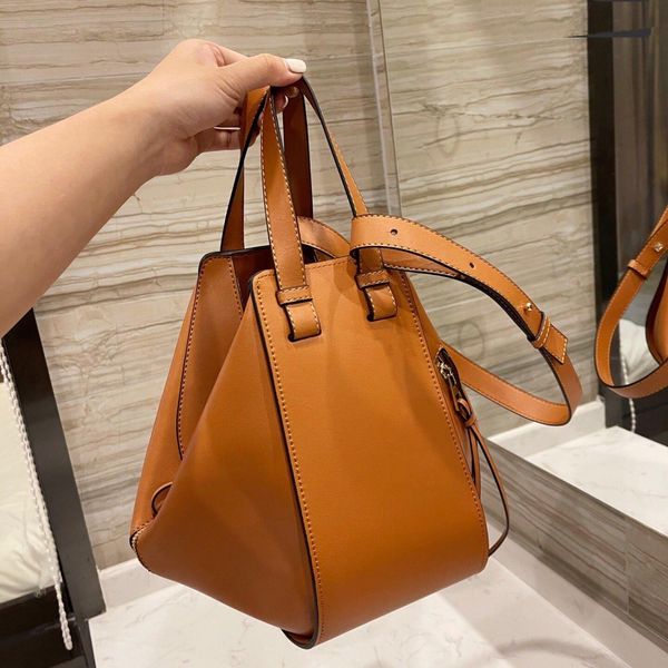 french romance design classic embossed logo cowhide ham bag simple luxury elegant lady bags thread artwork handbag shoulder package
french romance design classic embossed logo cowhide ham bag simple luxury elegant lady bags thread artwork handbag shoulder package