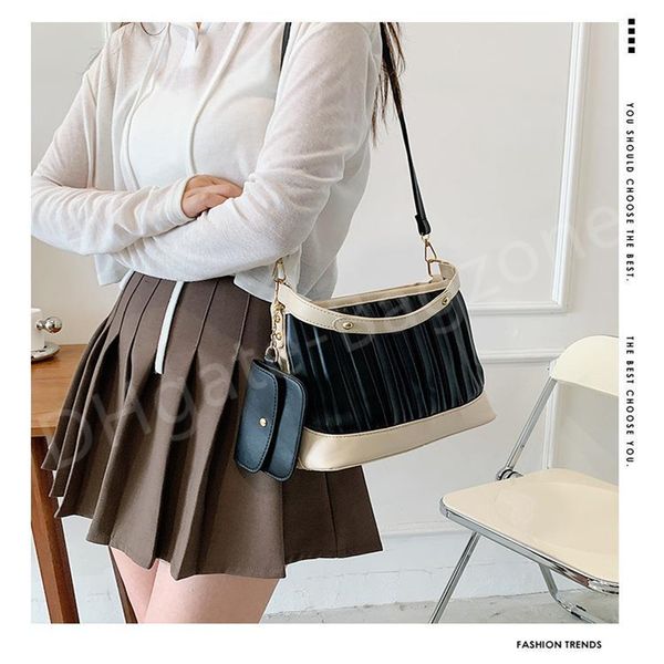 casual bags hbp large shoulder capacity totes women's 2022 handbag autumn and winter new pleated bucket bag
casual bags hbp large shoulder capacity totes women's 2022 handbag autumn and winter new pleated bucket bag