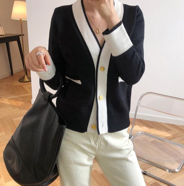 design women cardigan coat sweater v-neck long sleeve poncho vintage button knit cardigans women cropped outfits, White;black
design women cardigan coat sweater v-neck long sleeve poncho vintage button knit cardigans women cropped outfits, White;black