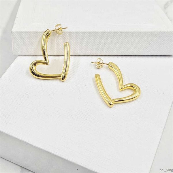 2021 new designer classic love hoop earrings fashion style studs design stamp stainless steel gold plated stud earrings for women party baiy, Golden;silver
2021 new designer classic love hoop earrings fashion style studs design stamp stainless steel gold plated stud earrings for women party baiy, Golden;silver