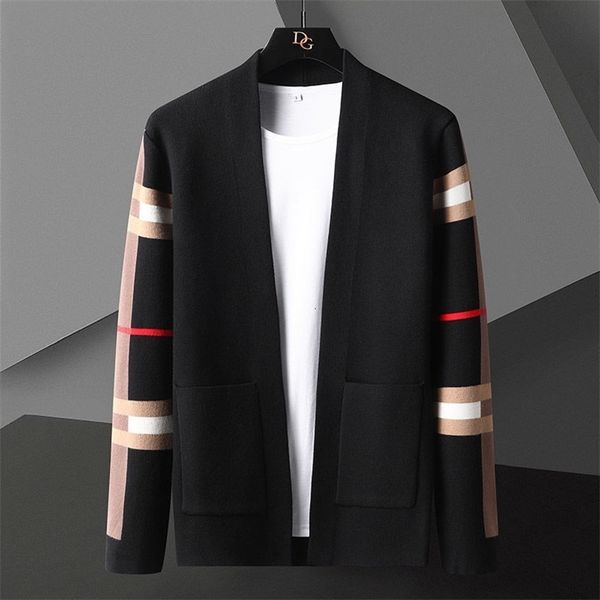 men's sweaters autumn winter designer cardigan plus size spliced color knit jacket england style pocket men fashion brand 220920, White;black
men's sweaters autumn winter designer cardigan plus size spliced color knit jacket england style pocket men fashion brand 220920, White;black
