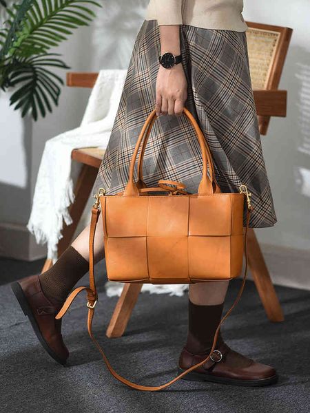 bottegas bottegas bags arco tote designer vegetable tanned leather large capacity woven handbag pure cow temperament one shoulder messenger, Blue;pink
bottegas bottegas bags arco tote designer vegetable tanned leather large capacity woven handbag pure cow temperament one shoulder messenger, Blue;pink