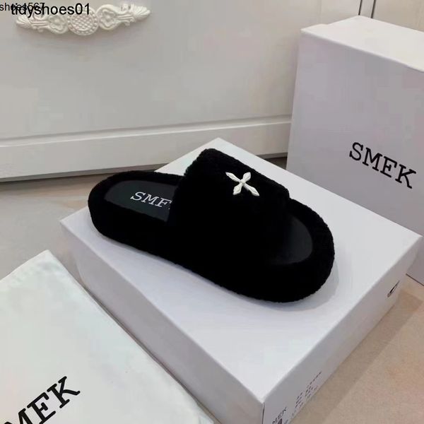 wear black woolen slippers in summer cross is a smfk one line slipper the latest net red of lamb hair
wear black woolen slippers in summer cross is a smfk one line slipper the latest net red of lamb hair