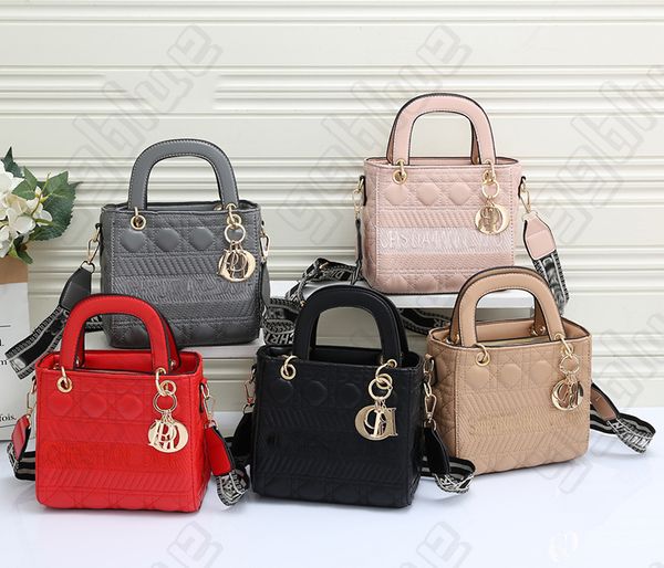 evening bags luxury designer totes 2022 fashion women messenger bag embroidery stitched handbags casual shoulder bags
evening bags luxury designer totes 2022 fashion women messenger bag embroidery stitched handbags casual shoulder bags