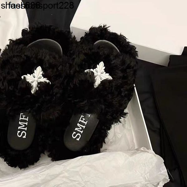 slippers slippers yixin woolen slippers thi black balloon song cross flower one-sided same yi
slippers slippers yixin woolen slippers thi black balloon song cross flower one-sided same yi