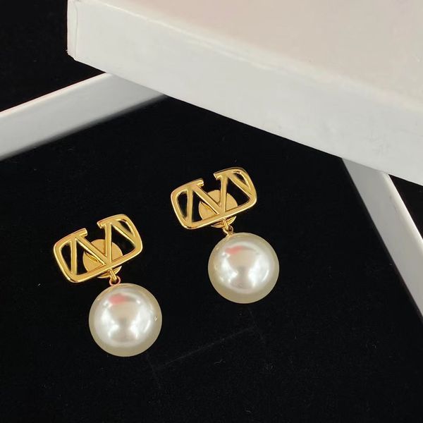 new pearl charm earrings classic fashion luxury brand designer party couple gift jewelry with box, Golden
new pearl charm earrings classic fashion luxury brand designer party couple gift jewelry with box, Golden