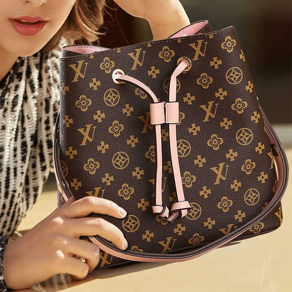 large-capacity women's bag donkey home luxury leather bag fashion all-match old flower one-shoulder bucket bag
large-capacity women's bag donkey home luxury leather bag fashion all-match old flower one-shoulder bucket bag