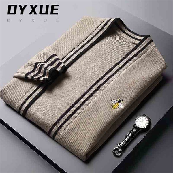 men's sweaters designer bee embroidery cardigan brand korean casual coat elegant autumn luxury men clothing 220920, White;black
men's sweaters designer bee embroidery cardigan brand korean casual coat elegant autumn luxury men clothing 220920, White;black