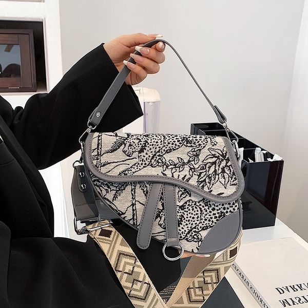 women new bags fashion handbags retro saddle trendy trend animal printing shoulder quality crossbody female
women new bags fashion handbags retro saddle trendy trend animal printing shoulder quality crossbody female