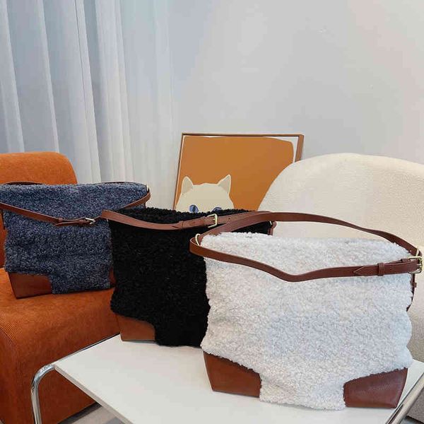 totes autumn winter lambswool handbags designer tote bag women cute hairy shoulder trend lager shopping crossbody bags female wallet 220921
totes autumn winter lambswool handbags designer tote bag women cute hairy shoulder trend lager shopping crossbody bags female wallet 220921
