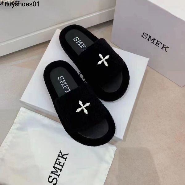 wear black woolen slippers outside smfk summer cross is a popular one line slipper the latest net red of lamb hair
wear black woolen slippers outside smfk summer cross is a popular one line slipper the latest net red of lamb hair