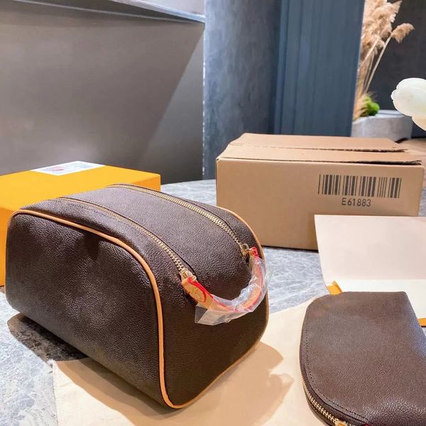 ladies handbag cosmetic bags toilet bag letter presbyopia luxury leather design zipper opening fashion lady wallets, Black;red
ladies handbag cosmetic bags toilet bag letter presbyopia luxury leather design zipper opening fashion lady wallets, Black;red