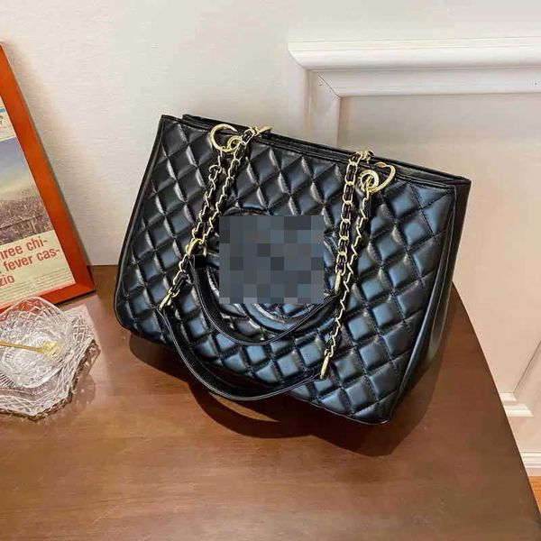 high korean version small horizontal style large capacity fashion lingge women's chain shoulder bag c family classic popular tote
high korean version small horizontal style large capacity fashion lingge women's chain shoulder bag c family classic popular tote