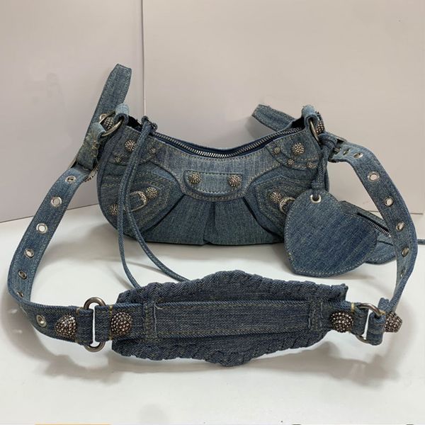 half moon armpit bag cowboy crossbody handbags ladies handbags adjustable woven shoulder straps external leather card bags heart shaped hear
half moon armpit bag cowboy crossbody handbags ladies handbags adjustable woven shoulder straps external leather card bags heart shaped hear