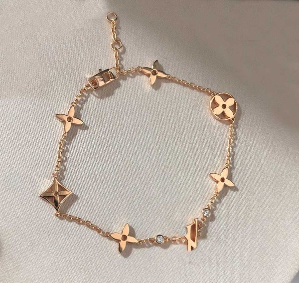 v gold material luxury quality charm pendant bracelet with diamond and words in rose color plated have box stamp ps7253a, Golden;silver
v gold material luxury quality charm pendant bracelet with diamond and words in rose color plated have box stamp ps7253a, Golden;silver