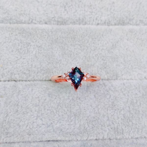 wedding rings alexandrine s925 sterling silver rose gold set for women s kite moisanite with band christmas 220921, Slivery;golden
wedding rings alexandrine s925 sterling silver rose gold set for women s kite moisanite with band christmas 220921, Slivery;golden