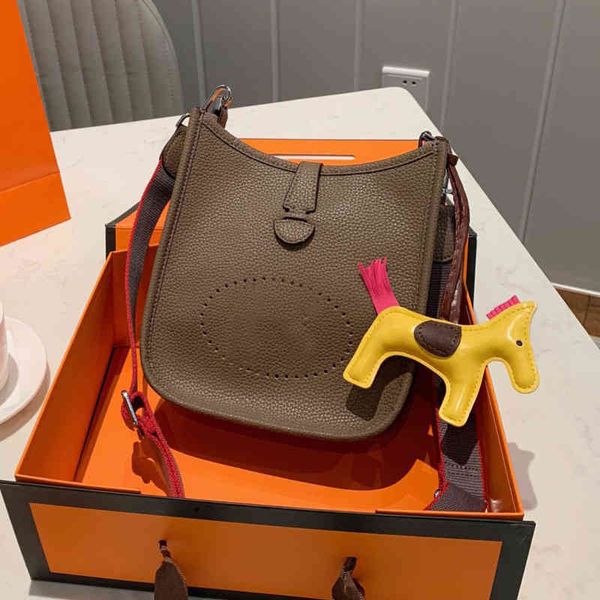 designer herme handbags luxurys women bag cowhide layer purse 2022 cross body plain lichi pattern belt fashion letter width lady classic 40v
designer herme handbags luxurys women bag cowhide layer purse 2022 cross body plain lichi pattern belt fashion letter width lady classic 40v