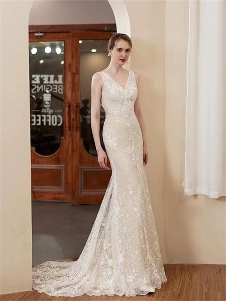 luxury wedding dress v-neck lace bag hip fishtail hand-embroidered beaded small trailing light ld8034, White
luxury wedding dress v-neck lace bag hip fishtail hand-embroidered beaded small trailing light ld8034, White
