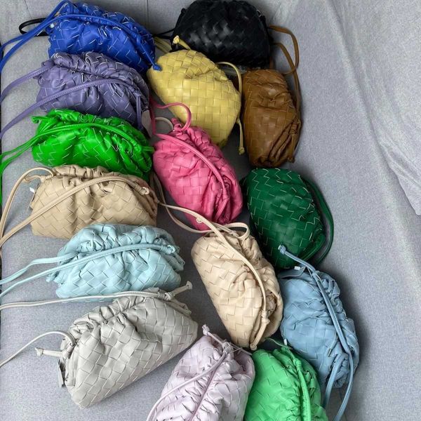 bottegass designer bags venetas new style pleated wind woven cloud bag leather single shoulder messenger hand magnetic button dumpling
bottegass designer bags venetas new style pleated wind woven cloud bag leather single shoulder messenger hand magnetic button dumpling