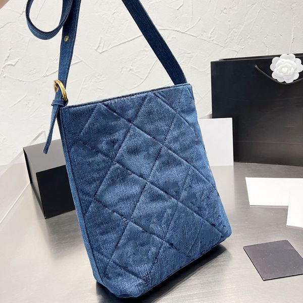 21s women vertical denim and leather classic tote bag printed letters diamond lattice quilted large capacity designer luxury bag retro shopp
21s women vertical denim and leather classic tote bag printed letters diamond lattice quilted large capacity designer luxury bag retro shopp