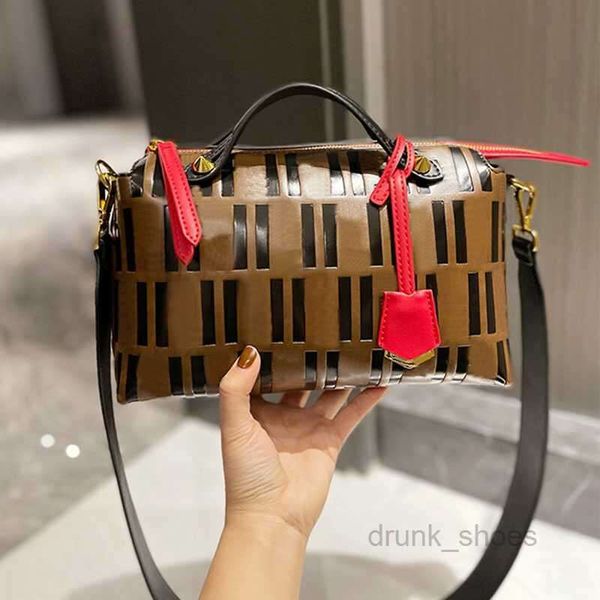 evening bags classic tote bag cross body bags purse women shoulder handbag zipper closure letter rivet decorate removable shoulder strap wal
evening bags classic tote bag cross body bags purse women shoulder handbag zipper closure letter rivet decorate removable shoulder strap wal