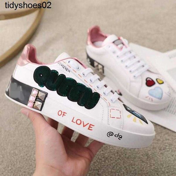 2022the man arrival casual shoes white black red fashion mens women leather breathable shoes open low sports sn valentinoe''valent
2022the man arrival casual shoes white black red fashion mens women leather breathable shoes open low sports sn valentinoe''valent