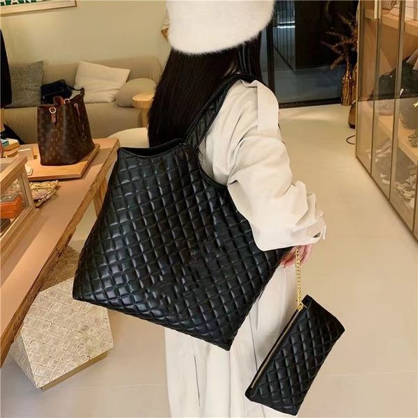 tote bag women 2022 new high capacity rhombic black large bag one shoulder portable crossbody, Black;red
tote bag women 2022 new high capacity rhombic black large bag one shoulder portable crossbody, Black;red