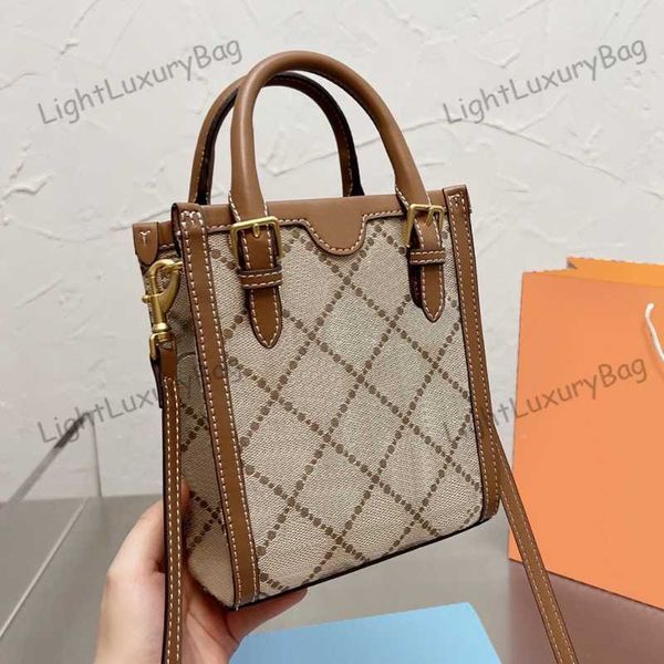 5a mini t tote shoulder bag designer leather square t wallet mirror quality crossbody for women classic famous brand with long strap 220917
5a mini t tote shoulder bag designer leather square t wallet mirror quality crossbody for women classic famous brand with long strap 220917