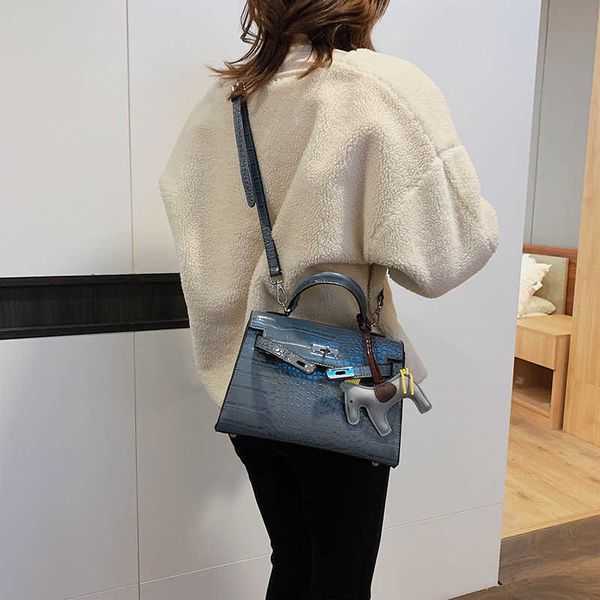 2022 new brand fashion luxury women's designer handbag lock luxury fashion portable female bag designer shoulder diagonal pendant bags
2022 new brand fashion luxury women's designer handbag lock luxury fashion portable female bag designer shoulder diagonal pendant bags