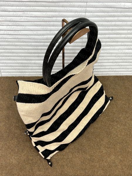 designer woman bag large capacity handbag cross-body design vivi imported cowhide handle 2022 personality shopping bag designer
designer woman bag large capacity handbag cross-body design vivi imported cowhide handle 2022 personality shopping bag designer